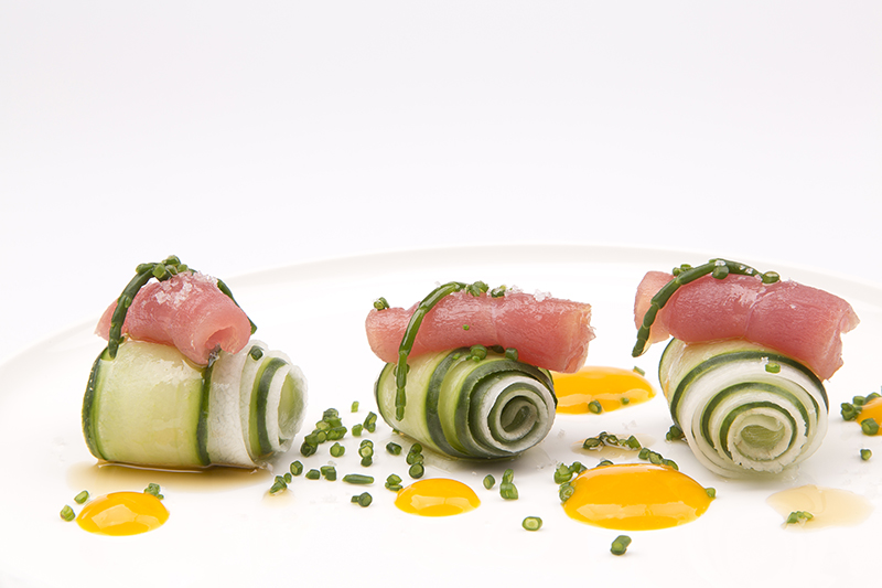 Salade van rettich, komkommer en zeekraal met tonijn en mango-passievruchtdressing